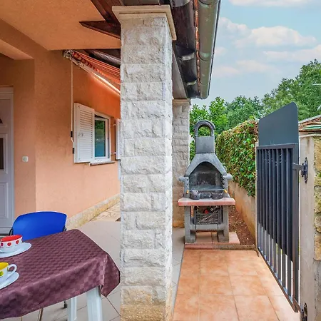 Beautiful Apartment In Pula With Kitchen *