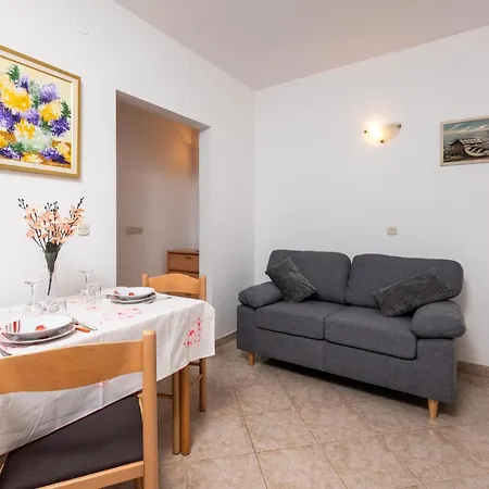 Beautiful Apartment In Pula With Kitchen Apartment *