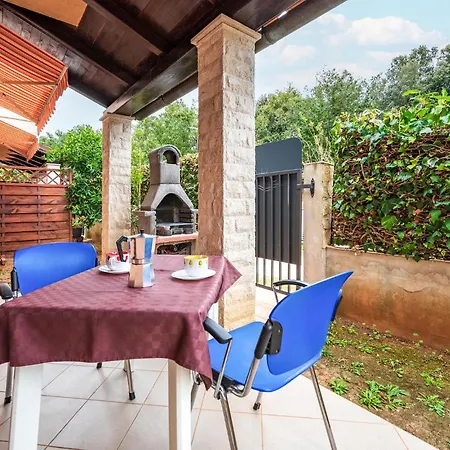 Beautiful Apartment In Pula With Kitchen Apartment *