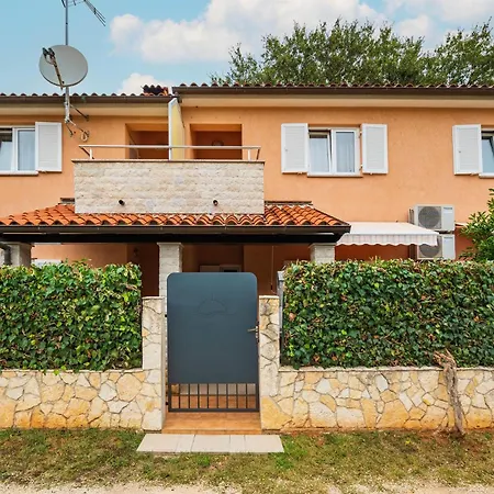 Beautiful Apartment In Pula With Kitchen * Pula